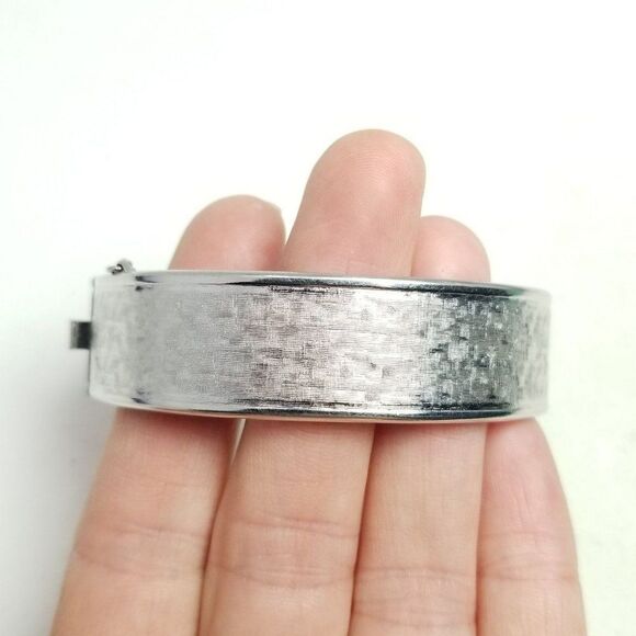 Vintage Silver Tone Textured Hinged Bangle Bracelet with Security Chain, Estate - Picture 6 of 7